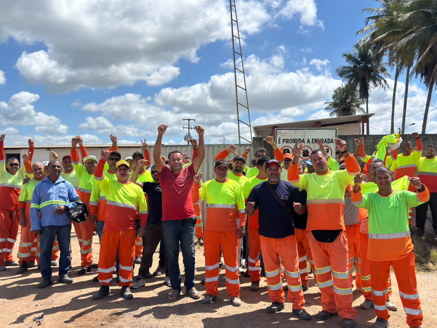 Video: Mais de 100 trabalhadores da Construtora Vanguarda protestam em São Miguel dos Campos por atraso salarial e falta de rescisões