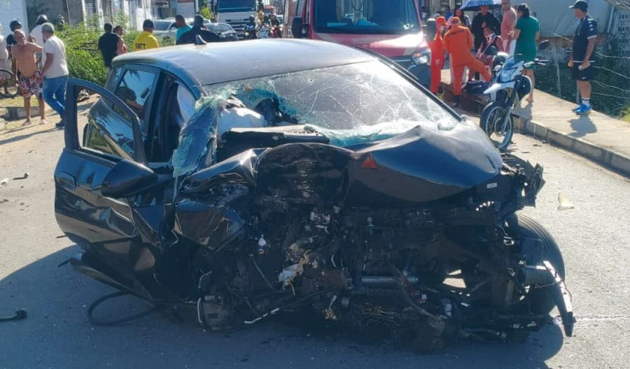 Motorista perde o controle de carro elétrico, atropela pedestre e colide contra caminhão em Penedo