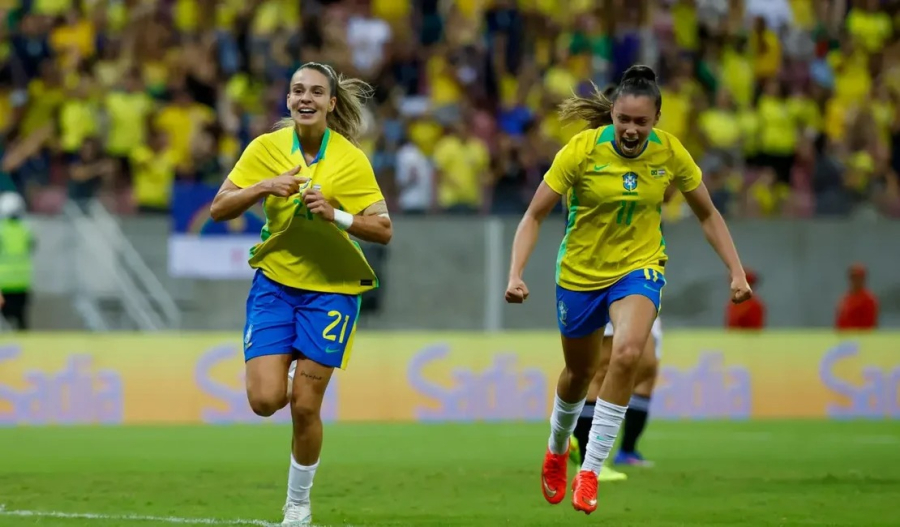 Com mais de 29 mil na Arena Pernambuco, Brasil cede empate por 2 a 2 para a Argentina com uma jogadora a mais