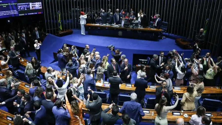 Senado aprova PEC que reduz jornada de trabalho para 40 horas semanais e garante dois dias de folga; mudanças começam em dezembro