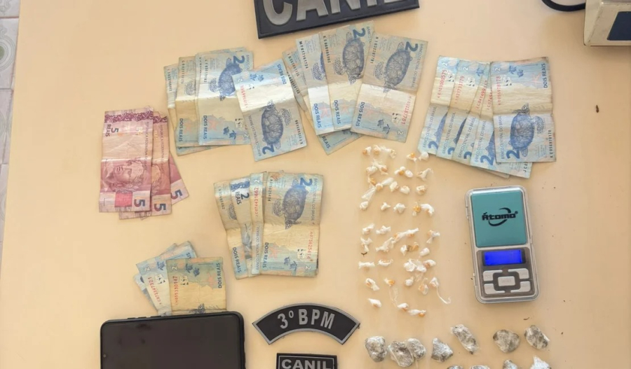 Canil do 3º BPM prende dois homens por tráfico de drogas no bairro Manoel Teles, em Arapiraca