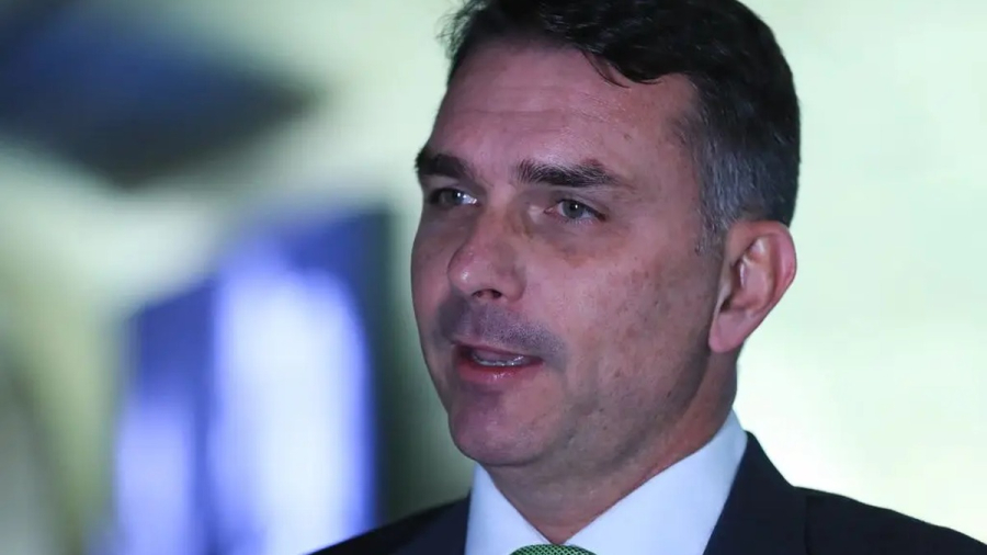 Em guinada de campanha, Flávio Bolsonaro vota a favor da PEC que põe fim à escala 6x1 no Senado, de forma virtual