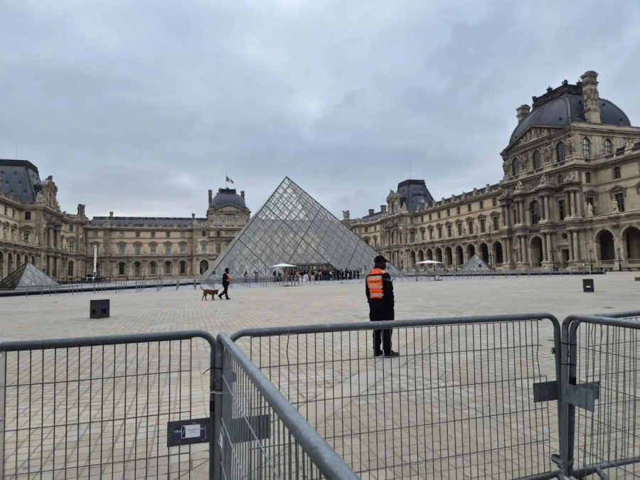 Museu do Louvre amanhece fechado após bloqueio de manifestantes em meio a onda de protestos históricos na França