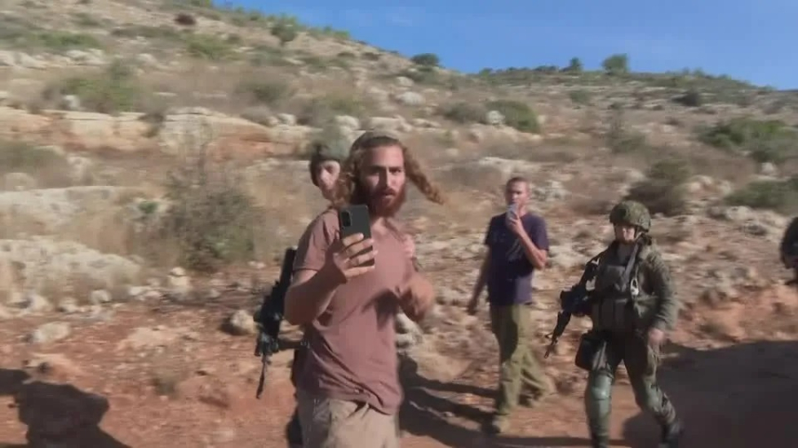 Colonos israelenses invadem olivais na Cisjordânia durante colheita de azeitonas; tensão deixa casas atacadas e carros incendiados