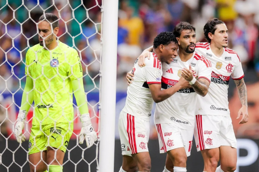 Flamengo domina o Bahia na Arena Fonte Nova, vence por 3 a 0 e reassume a liderança isolada do Brasileirão