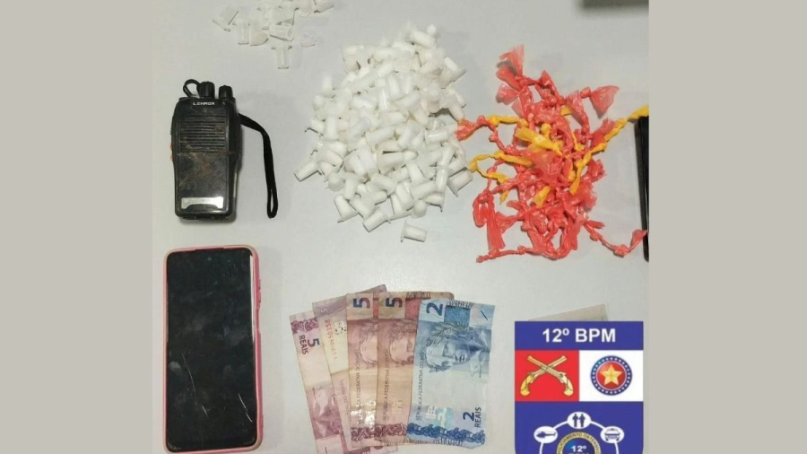 Mulher é presa com drogas e rádio comunicador no Village Campestre; comparsa foge por área de mata, em Maceió