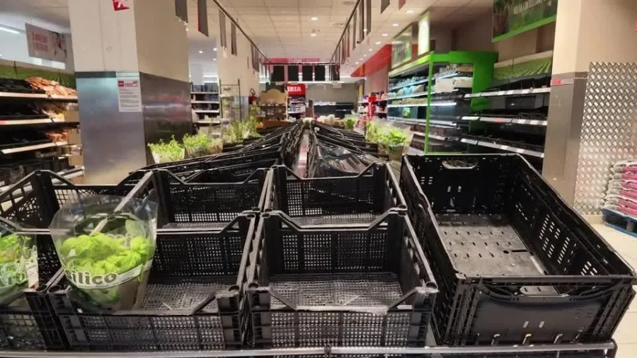 Greve de caminhoneiros paralisa o sul da Itália e provoca desabastecimento em supermercados da Sicília