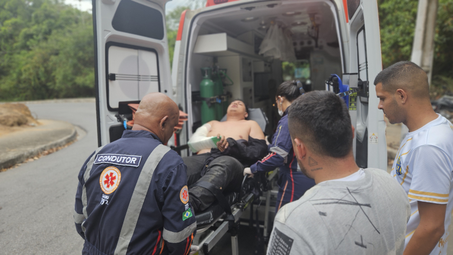 Motociclista colombiano perde o controle de moto Crosser na Ladeira da Bica, bate contra poste e sofre fraturas em São Miguel dos Campos