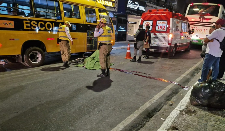 Adolescente de 14 anos morre atropelado por ônibus após cair de bicicleta no Centro de Arapiraca