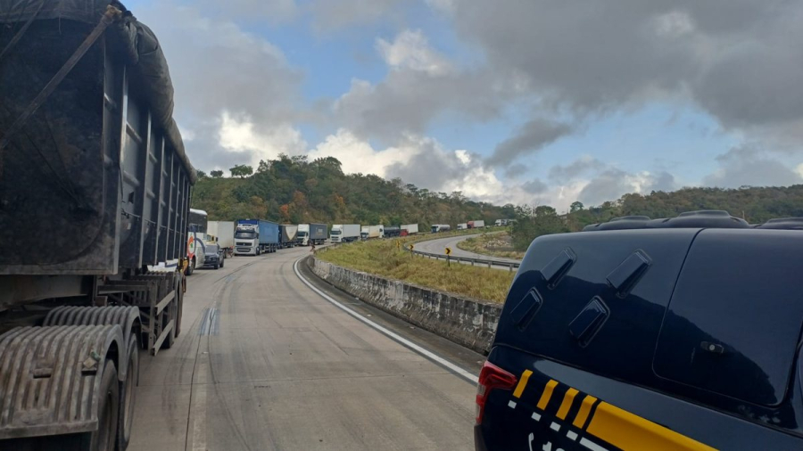 Carreta tomba na Ladeira do Pau-Ferro e interdita trecho da BR-101 em Junqueiro