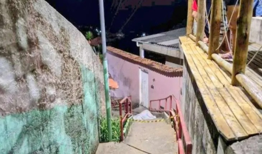 Jovem de 24 anos é assassinado a tiros enquanto jogava bola com crianças no bairro de Ipioca, em Maceió