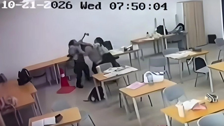 Adolescente de 16 anos é detido após atacar professora com machado e transmitir ação ao vivo na Malásia