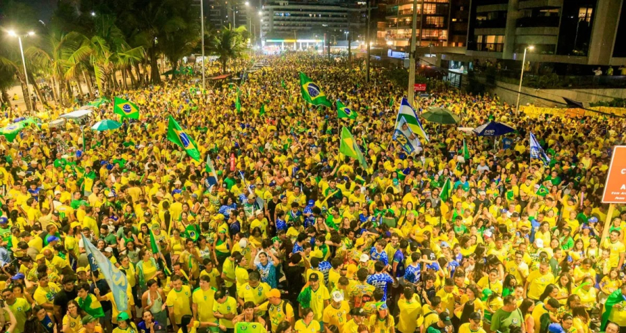 Multidão toma a orla de Maceió no 
