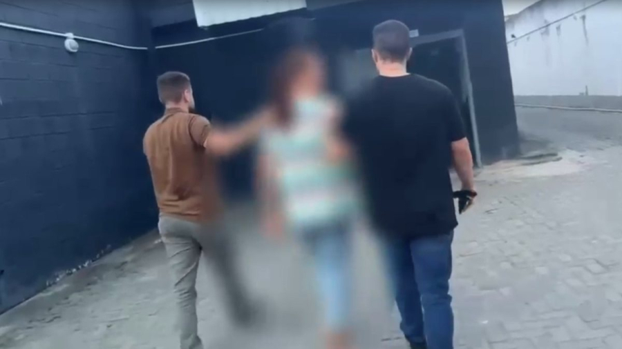 Funcionária é presa em flagrante suspeita de desviar até R$ 20 mil de clínica odontológica em Maceió