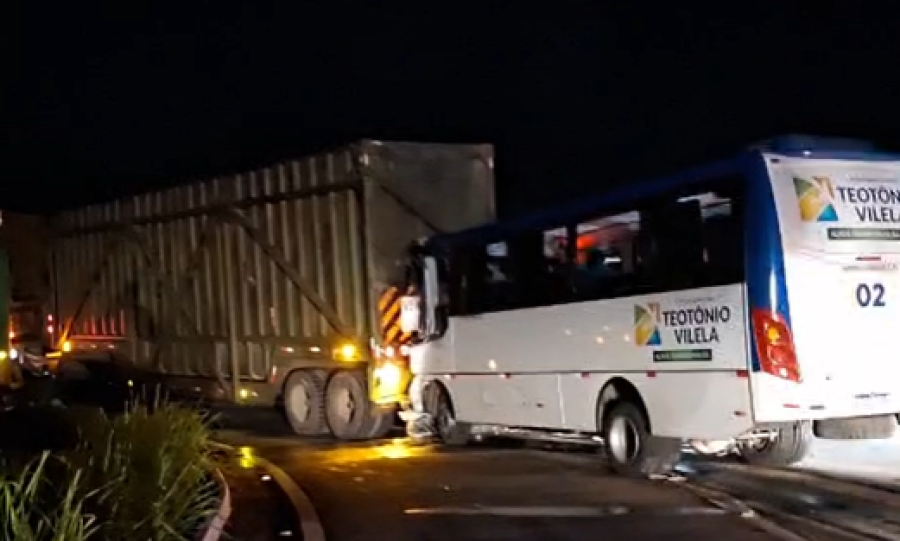 Grave acidente entre ônibus universitário e caminhão deixa um morto e feridos na BR-101 em São Miguel dos Campos
