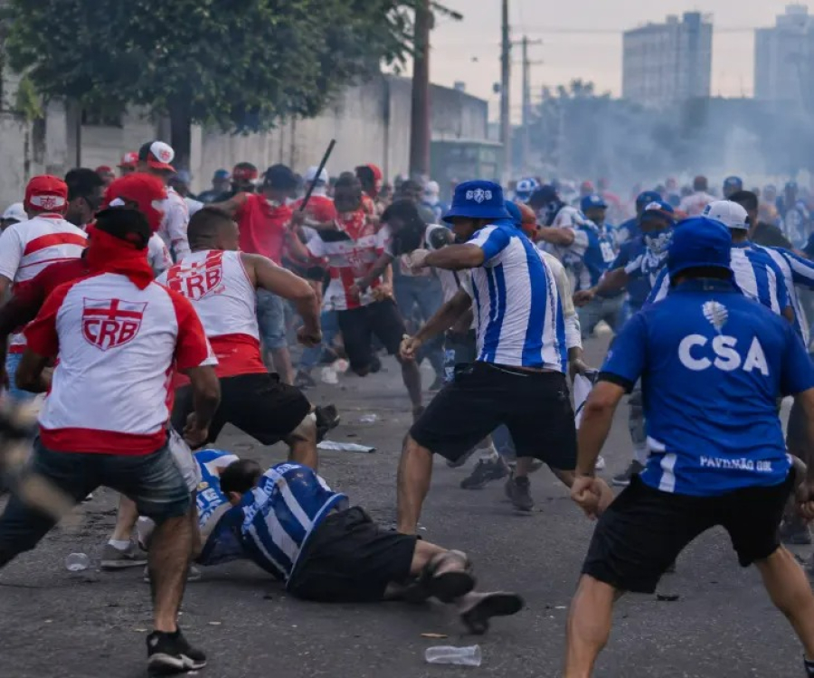 Confronto entre torcidas organizadas deixa quatro homens feridos a tiros na Pitanguinha, em Maceió