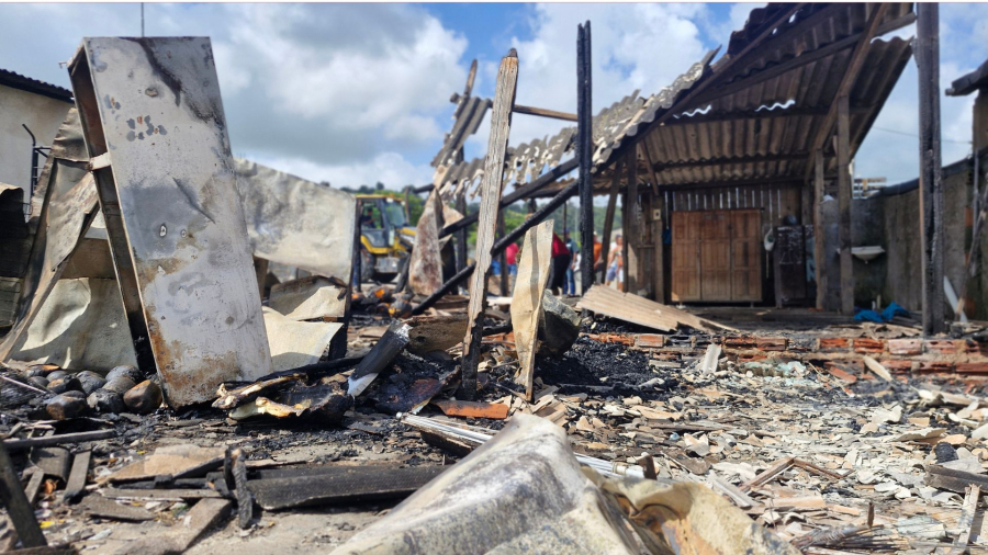 Incêndio criminoso destrói barracas, atinge carro e revolta comerciantes no Pátio da Feira em São Miguel dos Campos