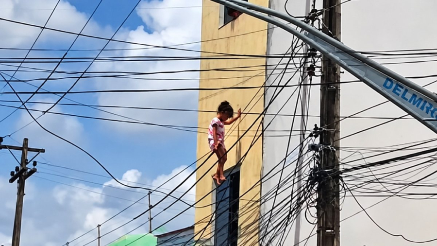 Policial militar de folga resgata criança que ficou presa em fios de alta tensão após queda de sobrado em Delmiro Gouveia
