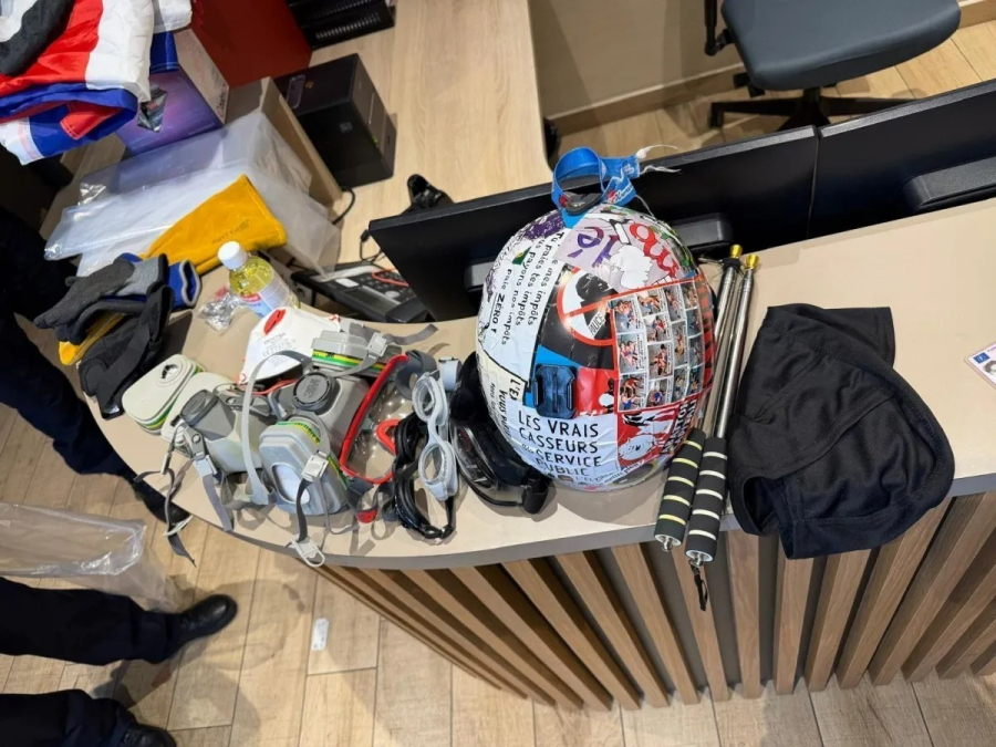 Polícia de Paris realiza centenas de abordagens e apreende itens proibidos antes de protestos em massa na França