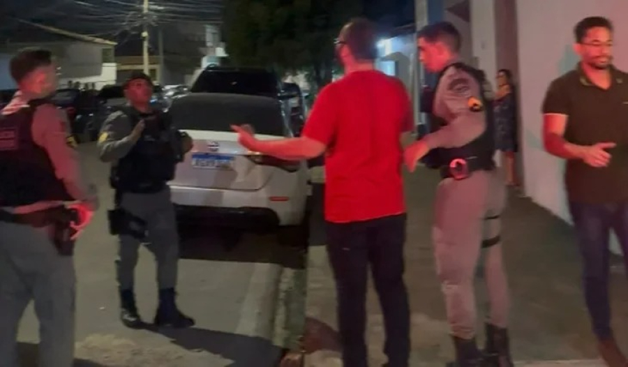Advogado é conduzido à delegacia após PM encontrar pistola 9 mm na cozinha de bar no bairro Brasília em Arapiraca