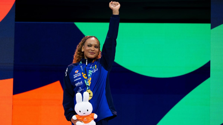 Rebeca Andrade brilha em Roterdã, fatura ouro no salto e conquista seu terceiro título mundial no aparelho