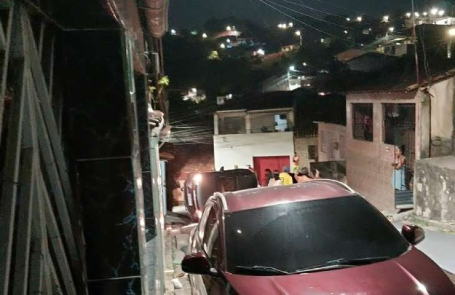 Motorista fura bloqueio policial, capota carro e foge a pé deixando drogas e balança em Rio Largo