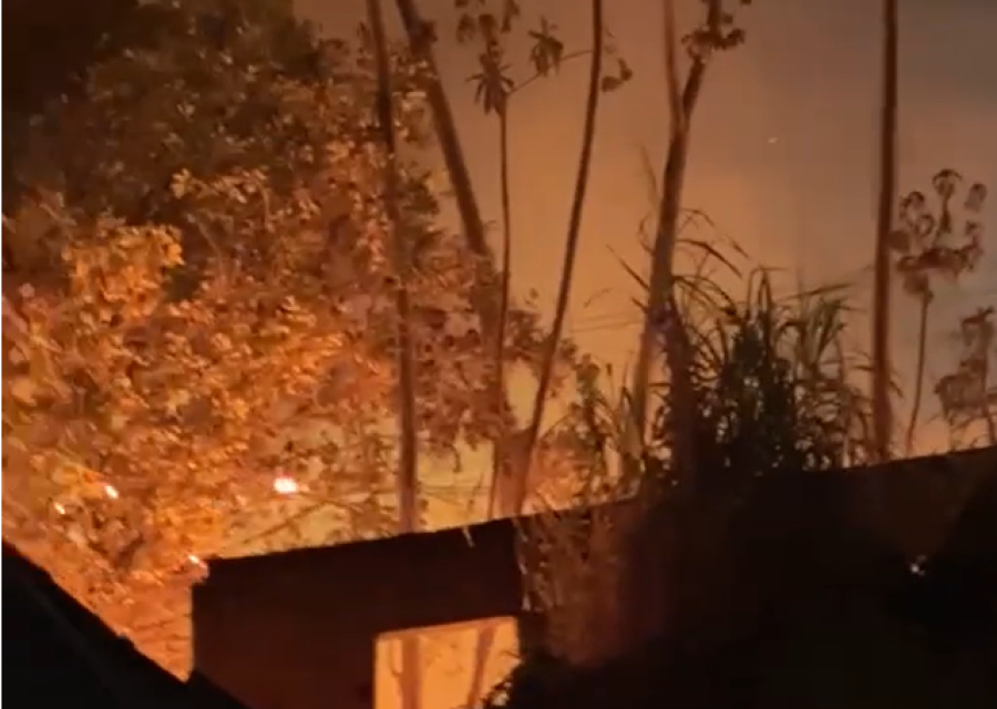 Incêndio em vegetação e entulho atinge rede elétrica e interdita Ladeira da Moenda em Maceió