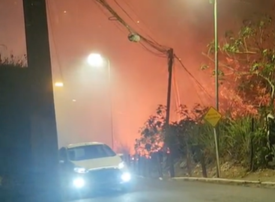 Incêndio em vegetação e entulho atinge rede elétrica e interdita Ladeira da Moenda em Maceió