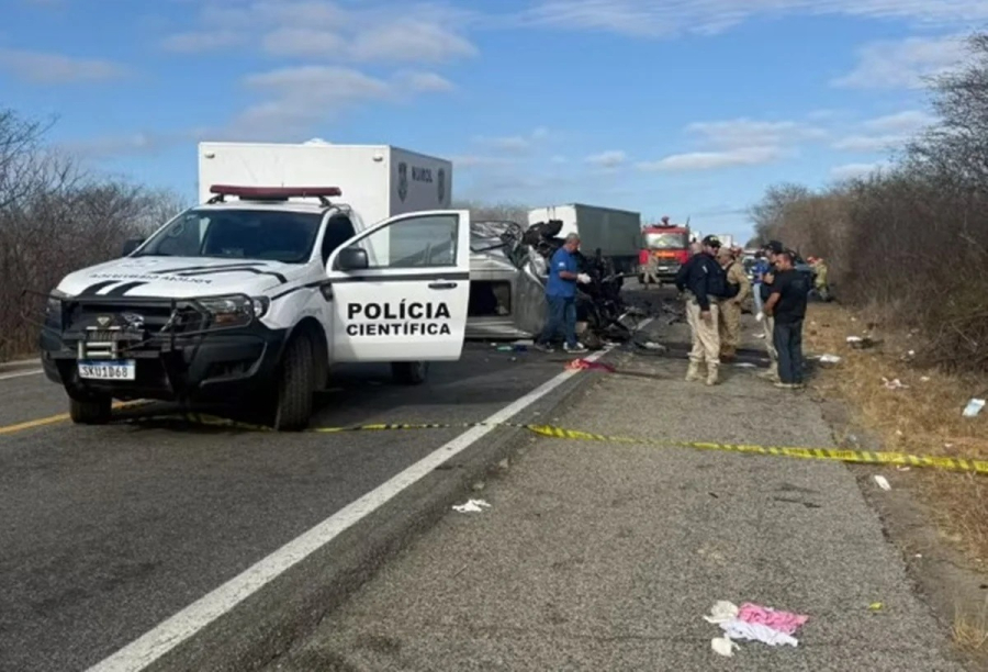 Grave colisão entre van e caminhonete deixa ao menos seis mortos e 12 feridos na Paraíba