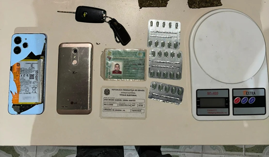 Veículo abandonado com 1,3 kg de maconha, comprimidos de Rohypnol e balança é apreendido em Limoeiro de Anadia