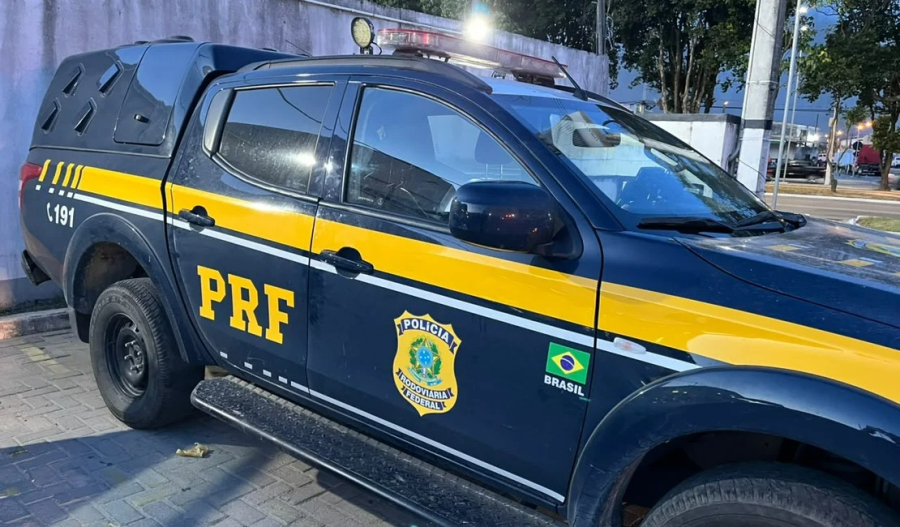 PRF prende homem com pistola e drogas após sentir cheiro de maconha saindo de veículo em Rio Largo