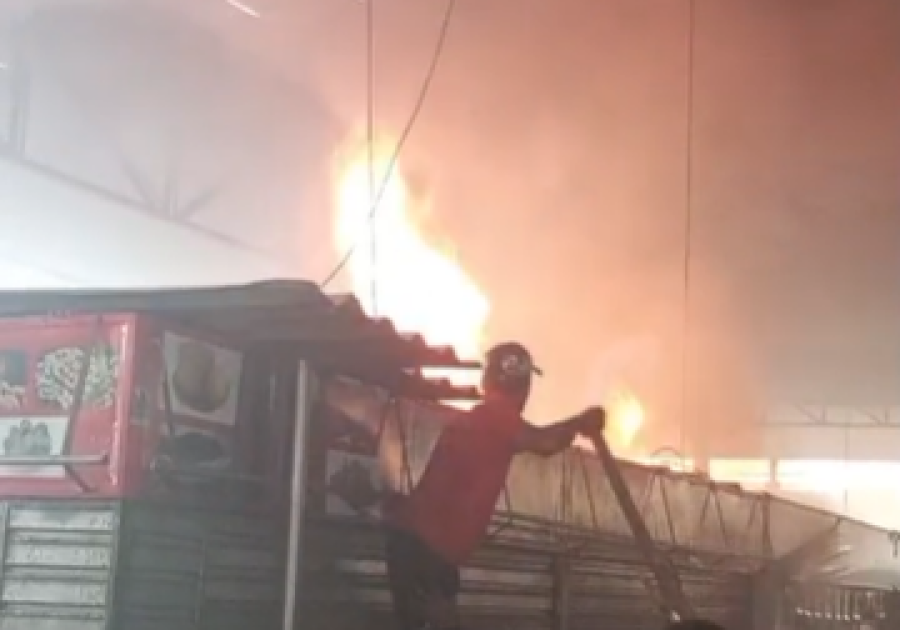 Incêndio de pequenas proporções atinge box no Mercado Público no Centro de Arapiraca; Corpo de Bombeiros controla chamas