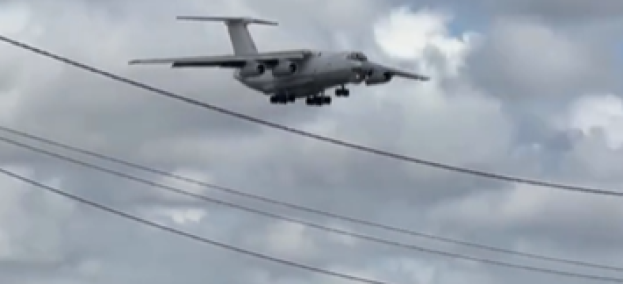 Avião cargueiro de fabricação russa, o Ilyushin IL-76TD, pousa no Aeroporto Zumbi dos Palmares, em Maceió