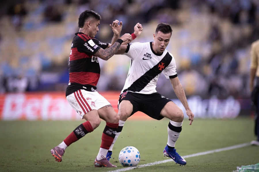 Vasco e Flamengo duelam nesta quinta-feira (29) no Estádio Nilton Santos pela 33ª rodada do Brasileirão