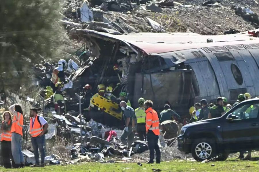 Tragédia ferroviária na Espanha: sobe para 69 o número de mortos em colisão de trens; buscas seguem com drones, guindastes e cães farejadores